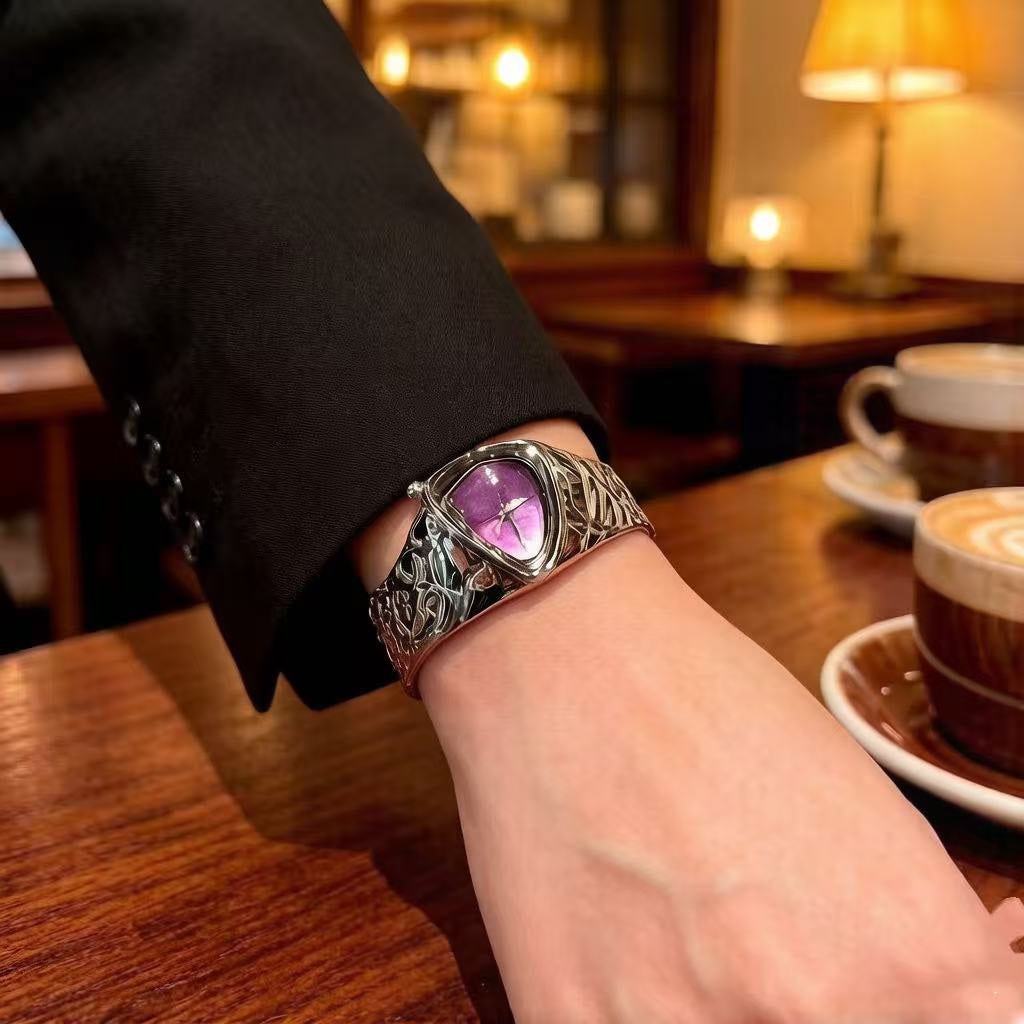 Niche Designer inspire Triangulaire Dragon patterned Irrégulier en forme de Quartz Montre