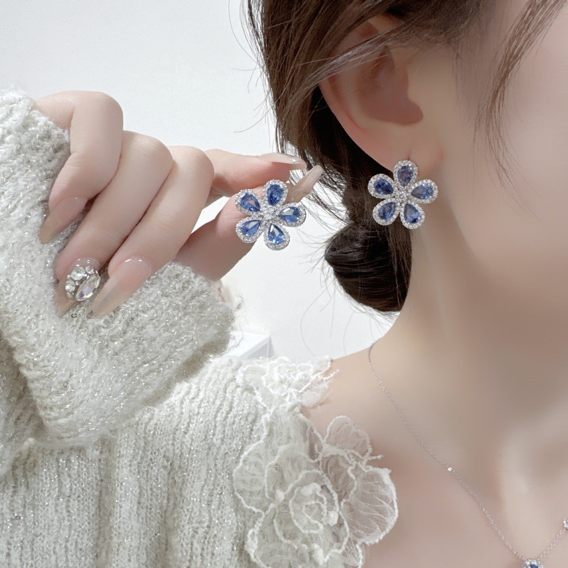 Bijoux de haute qualité Suit Micro Inlaid Zircon Tournesol oreille collier de cou d'un ensemble d'élégant J