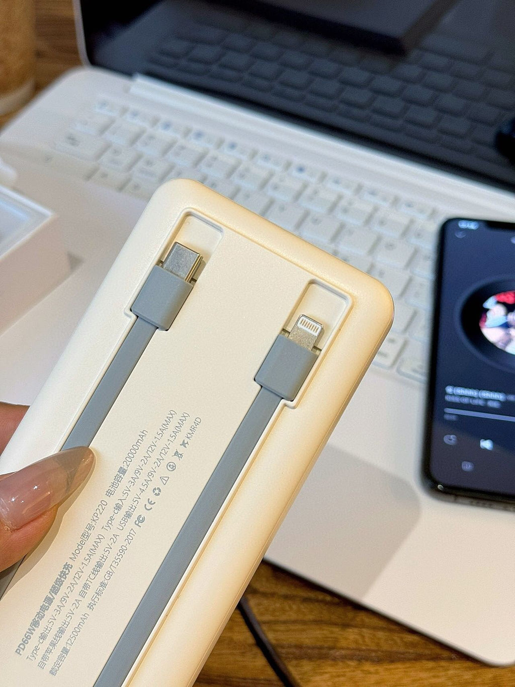 PD Fast Charge Power Bank 66W Super est livré avec câble de recharge
