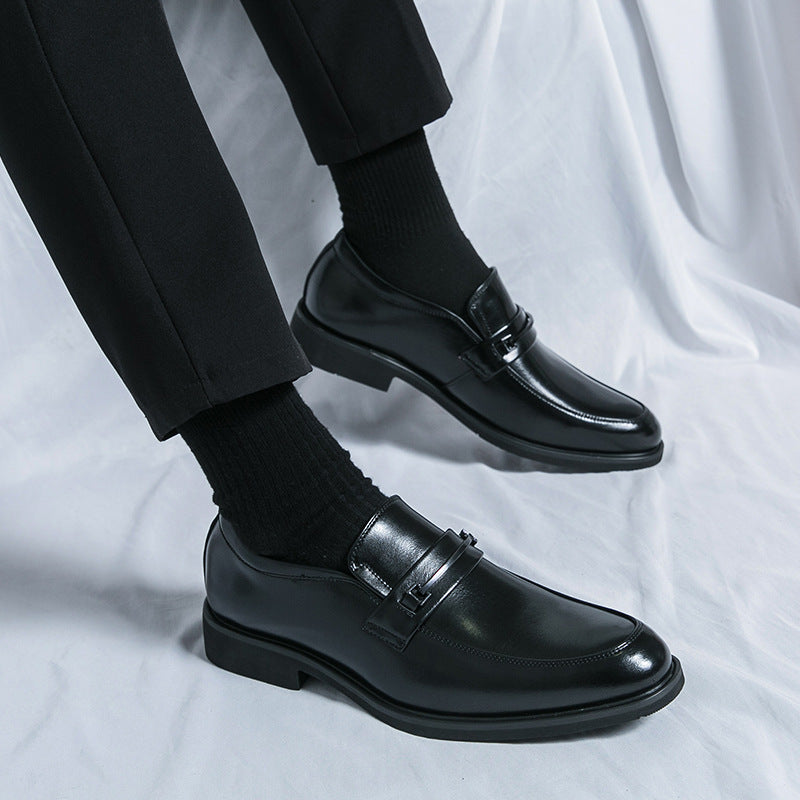 Chaussures en cuir pointues à l'arrivée au printemps