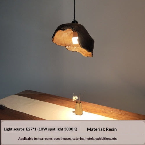 Lustre avec un motif de lotus flétris