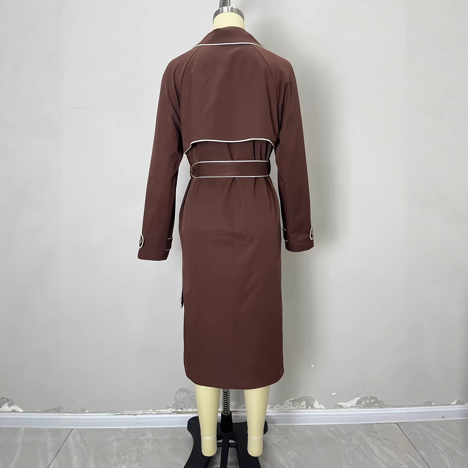 Manteau de tranchée avec pointage exposé une ligne de taille définie et une ceinture de cravate