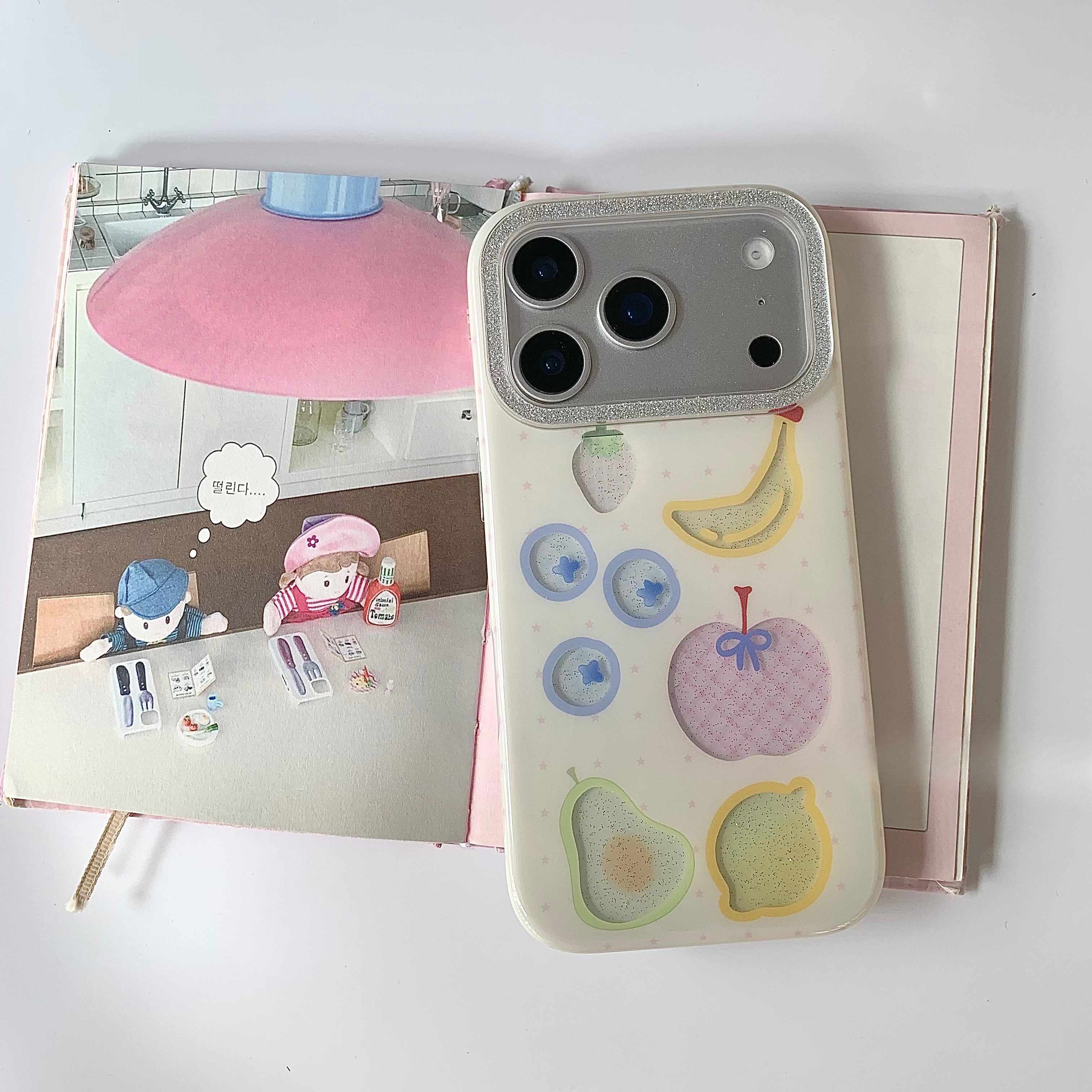 Étui de téléphone blanc avec gouttière Design de fruits à l'extérieur