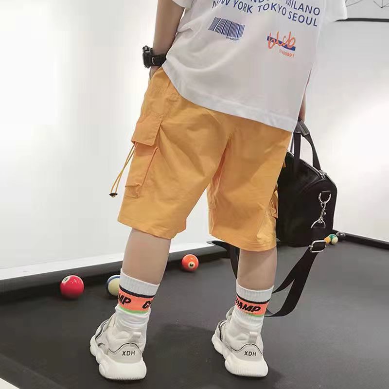 La mode des shorts d'été pour garçons