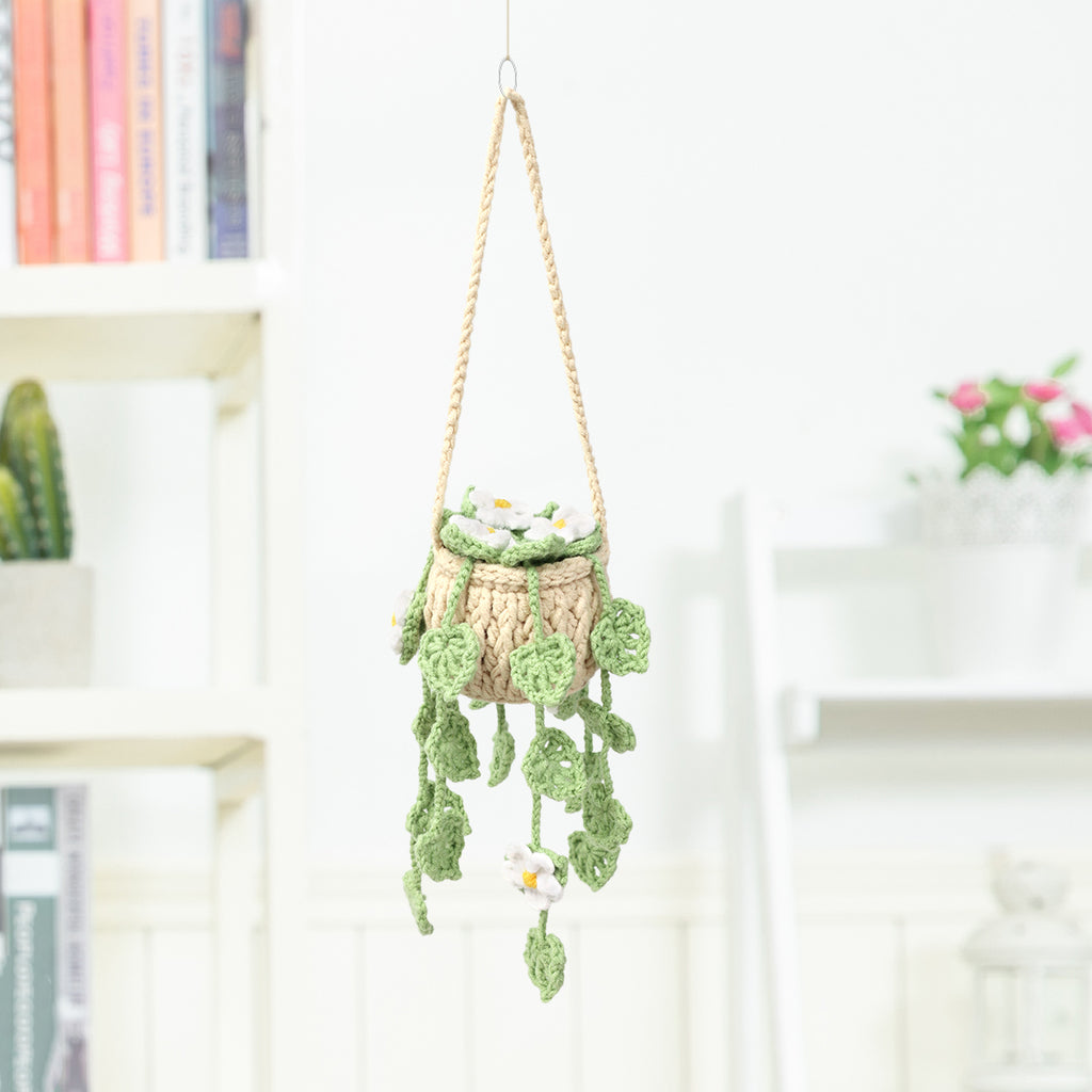 Crochet à la main suspendu ornement en pot avec traces blanches trailing et les feuilles vertes