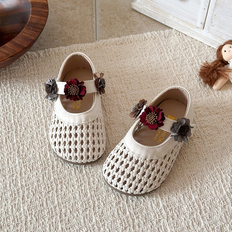 Leather shoes with flexible soles and retro style