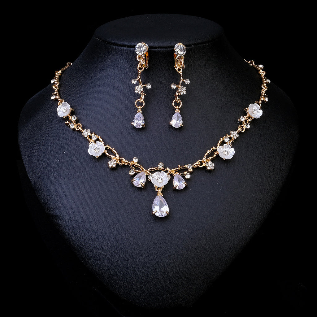 Boucles d'oreilles et colliers en Strass Pearl