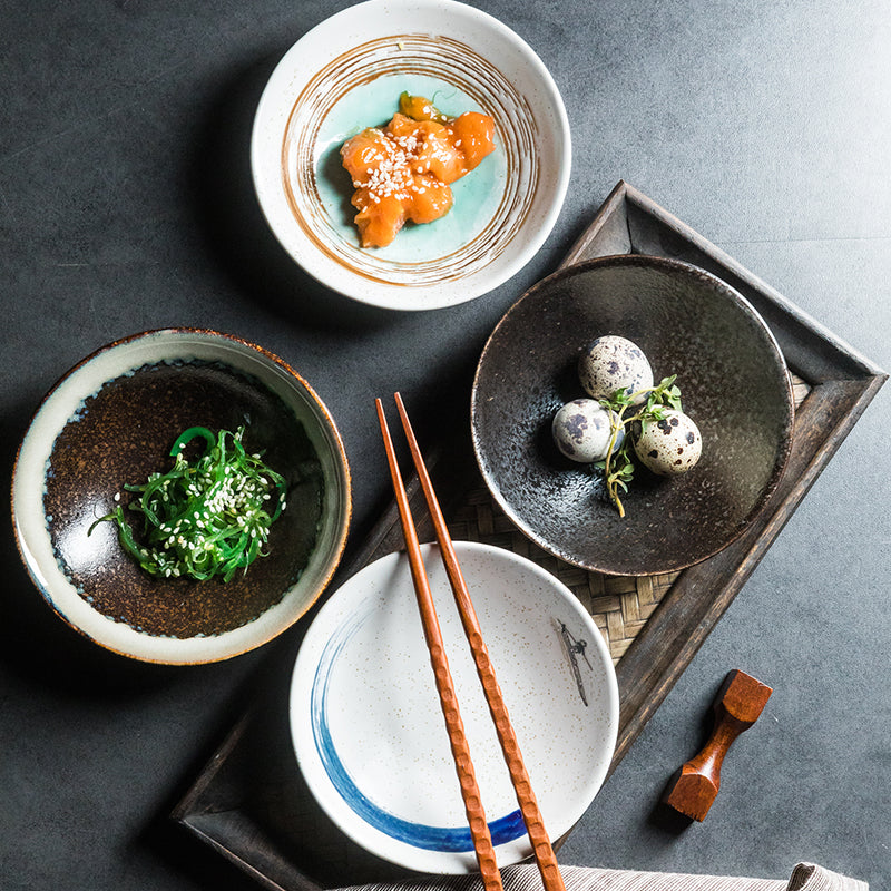 Petit bol rond de style japonais avec assaisonnement de légumes