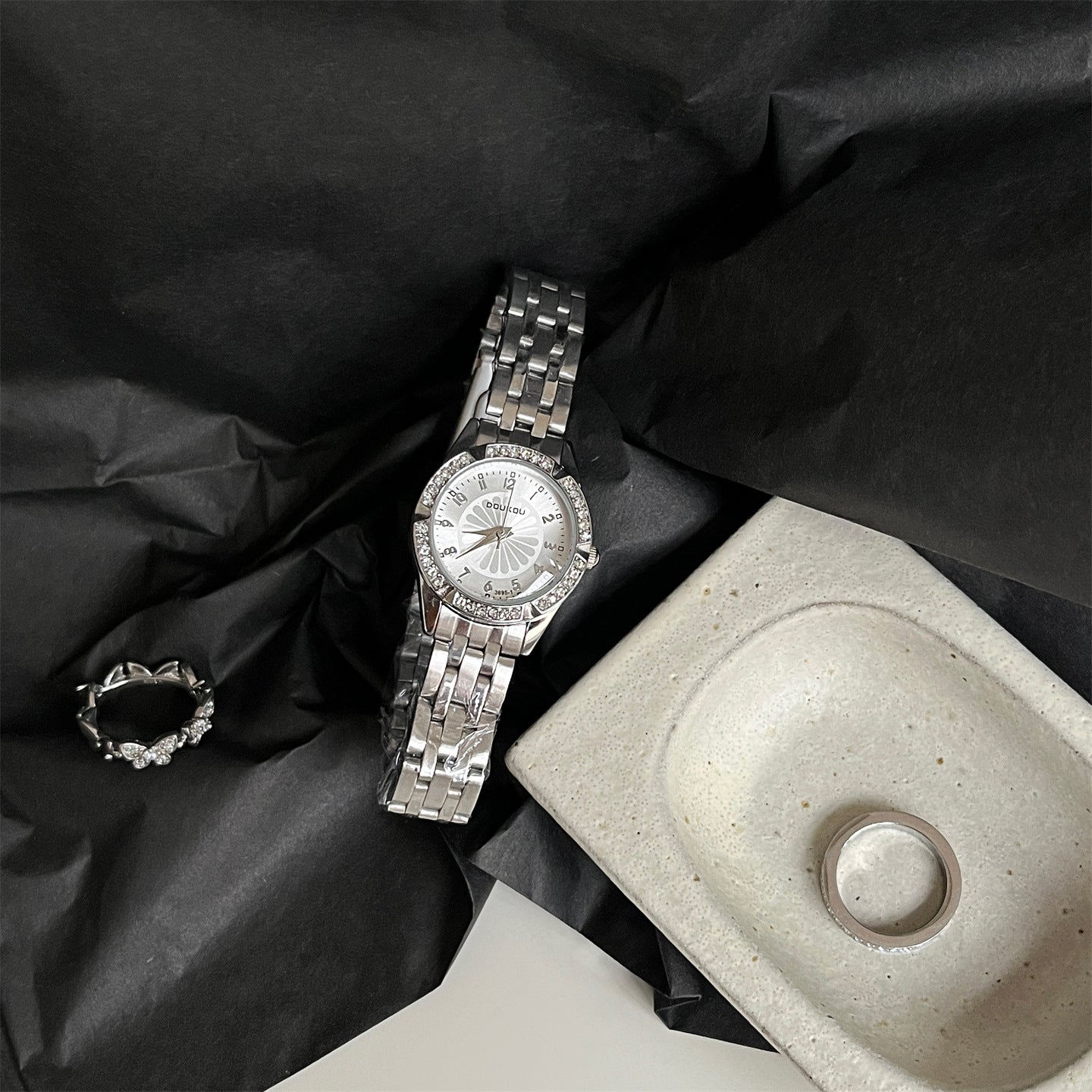 Cadran rond en forme de daisy avec embellissements diamant pour un Premium