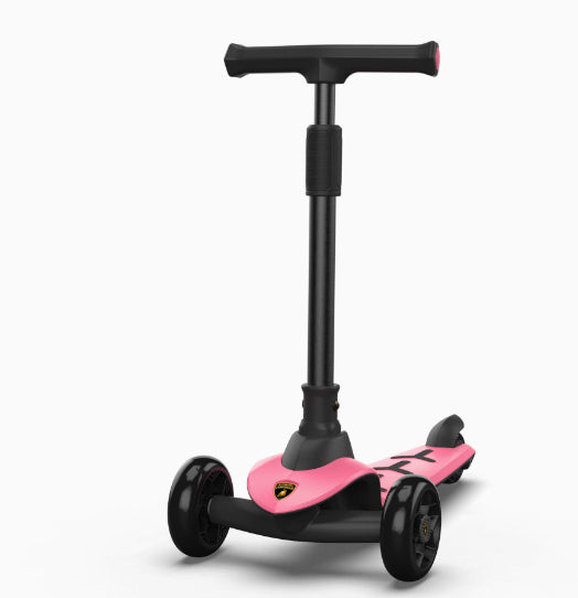 Un scooter que les enfants peuvent s'asseoir ou rouler