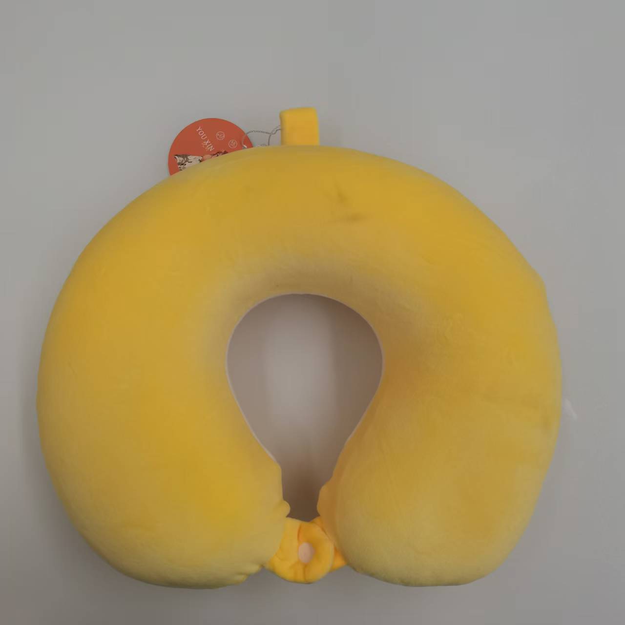 Tigre jaune mignon avec oreiller encolure ananas