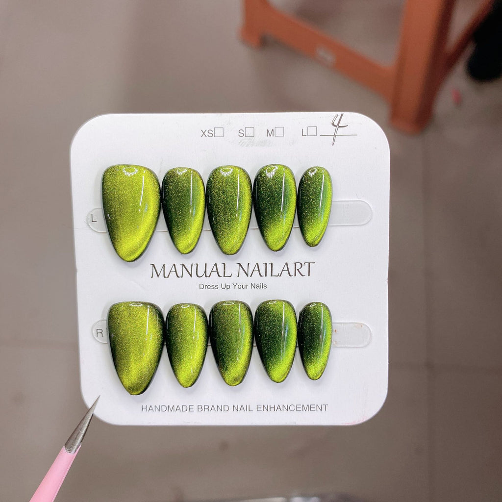 Conseils d'art sur ongles de gel appliqués à la main pour le séchage UVLED