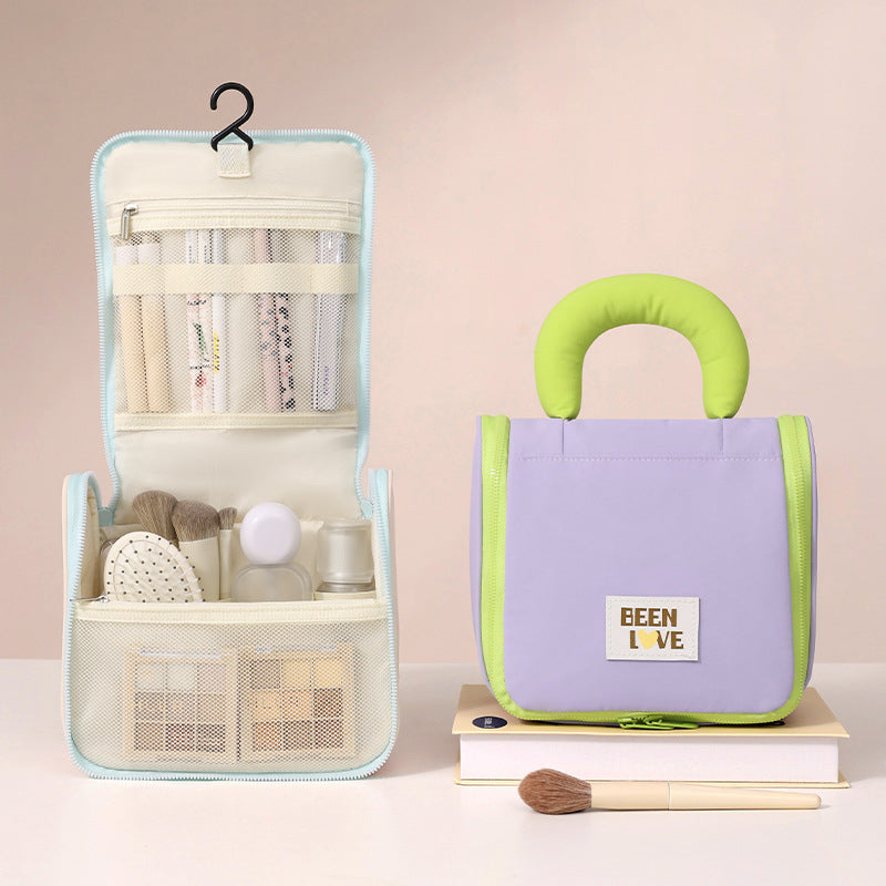 Laver un sac d'organisateur de maquillage de voyage