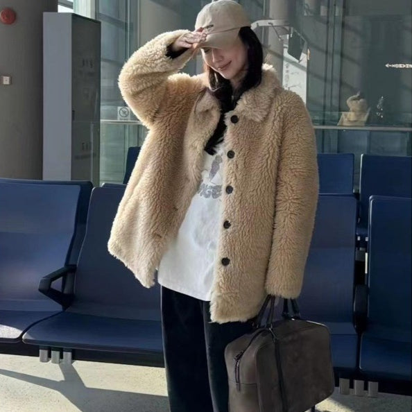 Manteau de laine de mouton avec un collier de lapel