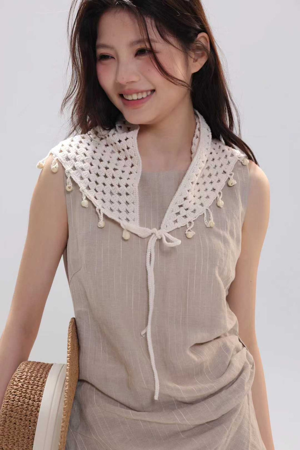 Flacon à bout coupé recouvert d'une écharpe de triangle tassés comme décoration