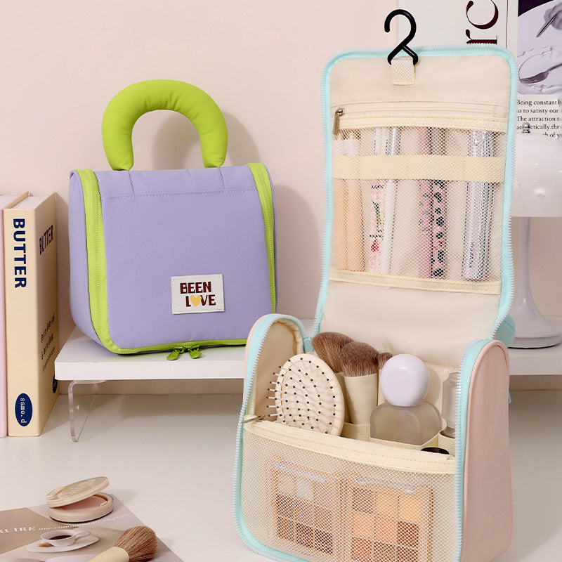 Laver un sac d'organisateur de maquillage de voyage