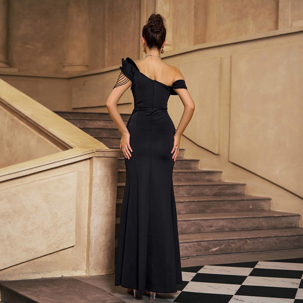 Une robe de soirée avec bras perlé
