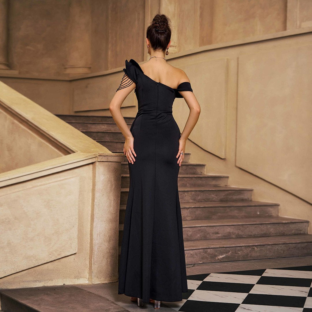 Une robe de soirée avec bras perlé