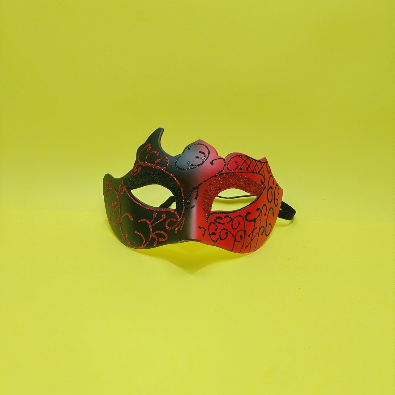 Masque de demi-face peint de Carnaval