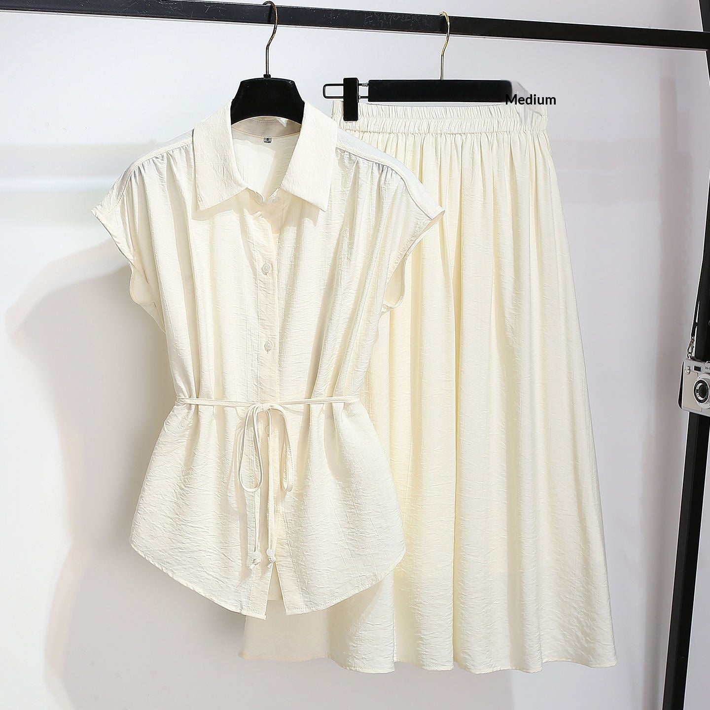 Blouse sans manches Tencel associée à une jupe