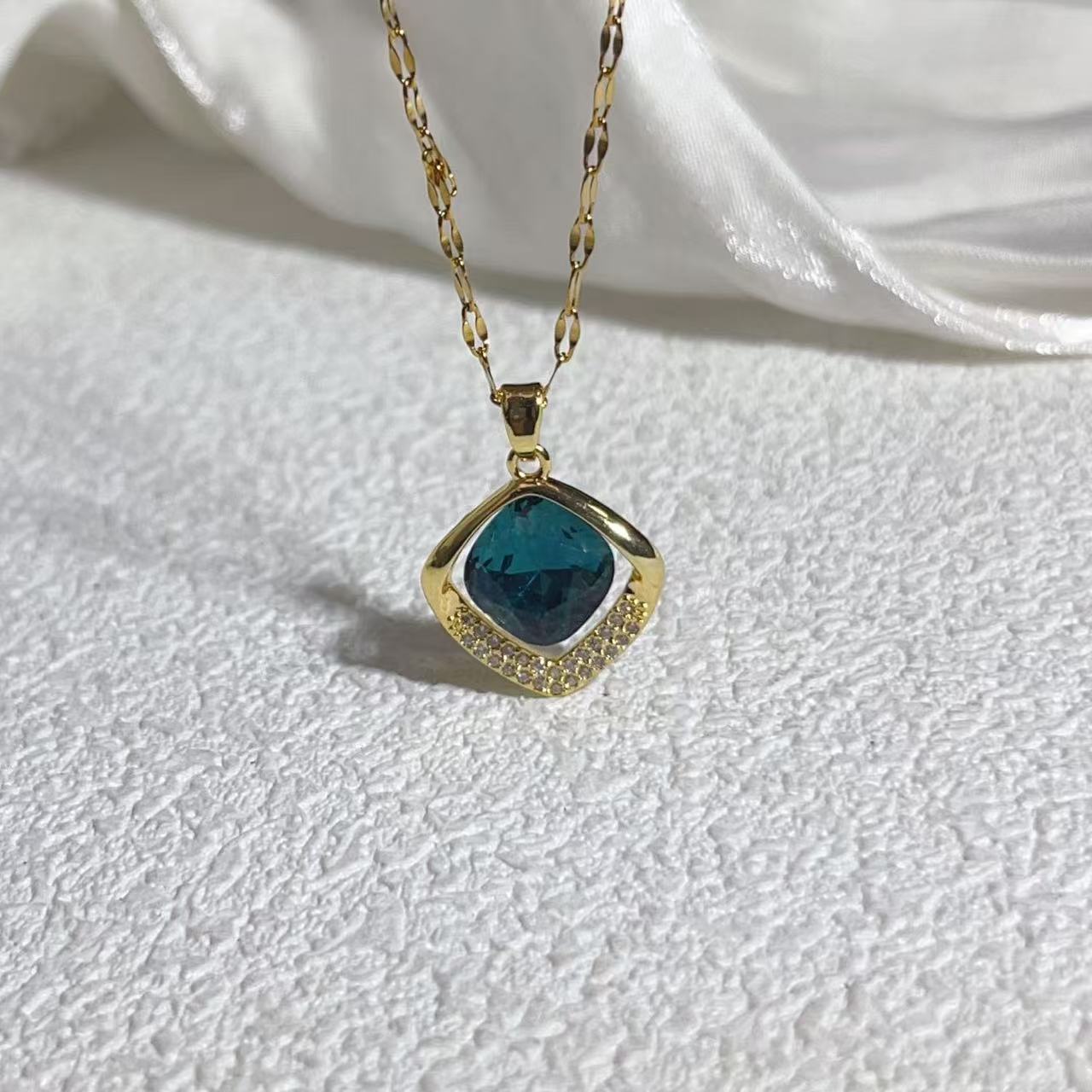 Collier en cristal géométrique couleur haut de gamme