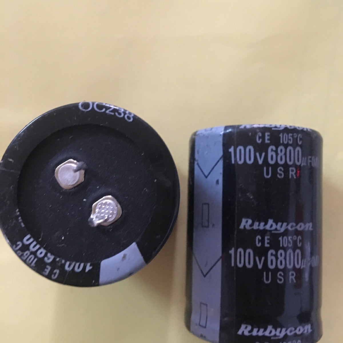 Excellente qualité 6800UF Capacitateur électrolytique