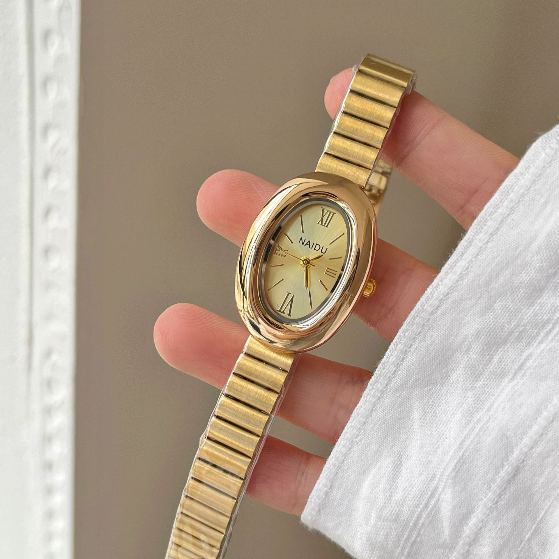 Élégante, sophistiquée et subtilement luxueuse Rétro femme Wristwatch