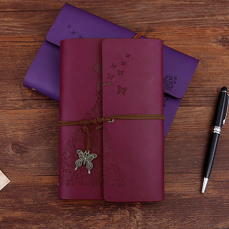 Habillez beau carnet de livres à la main