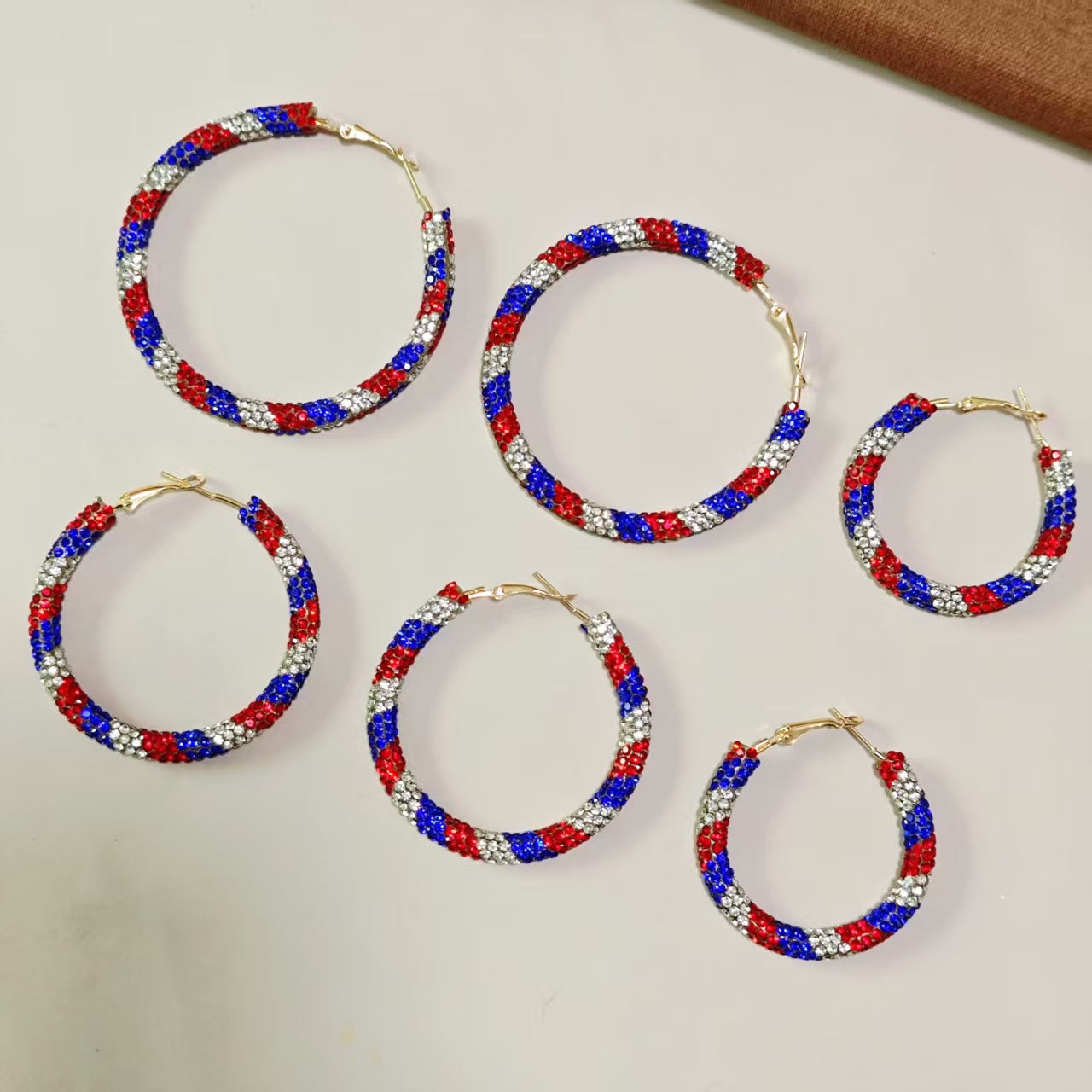 Boucles d'oreilles en forme de boucles d'enroulement entièrement diamantées