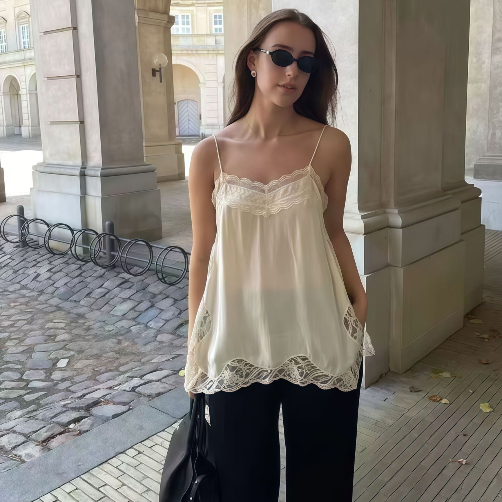 Camisole de style français avec plateau en dentelle et haut de tissu Sheer