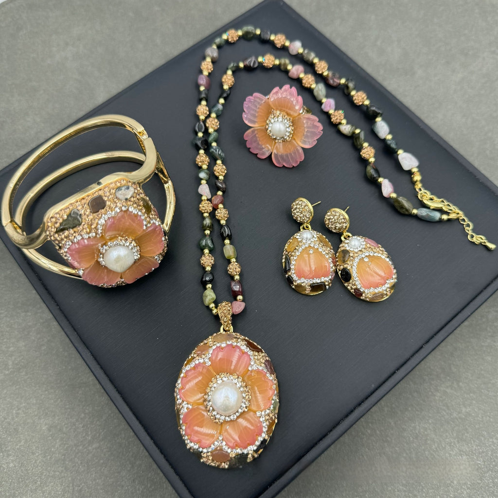 Costume naturel en perles incrustées de Tourmaline