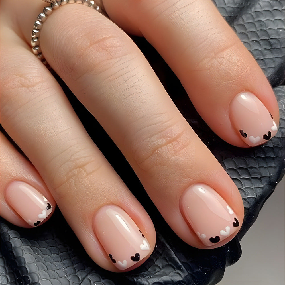 Saint-Valentin 24 courtes couvertures d'ongles décoratives carrées en noir et blanc avec Cœur Patte