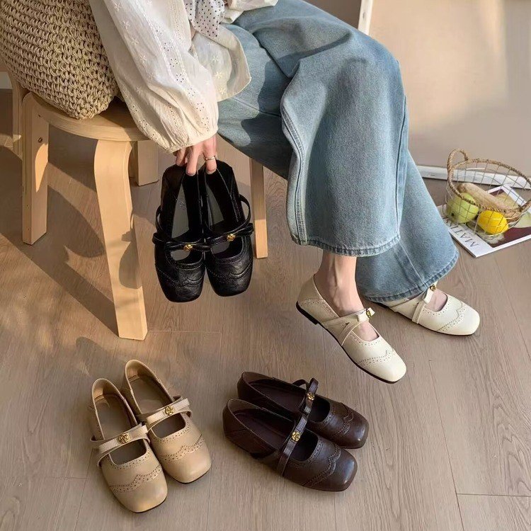 Femmes Brogue sculpté Mary Jane plat orteil carré simple bracelet en métal fleur boucle souple