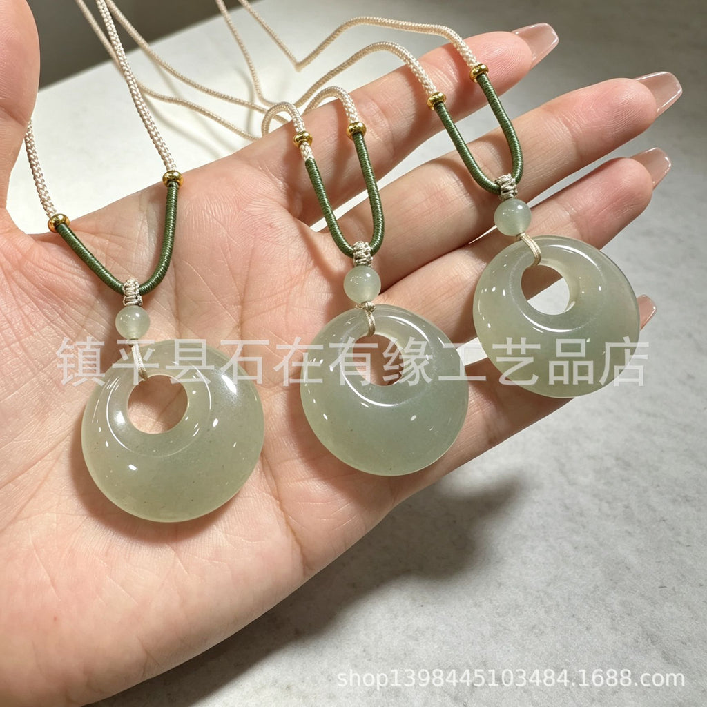 Pendentif aventurine naturel dans l'eau claire couleur