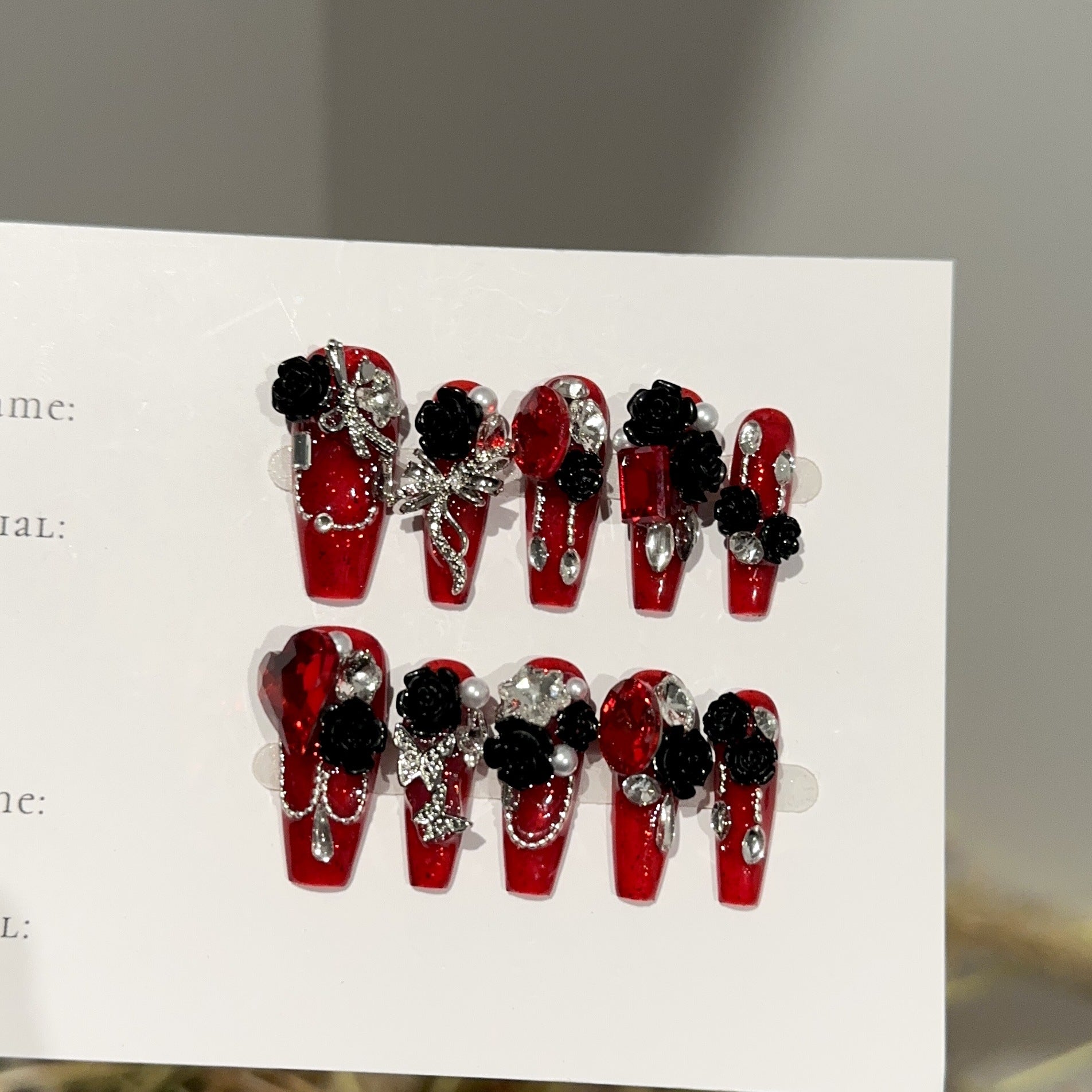 Conseils faits à la main sur les ongles longs rouge-vin pour les ongles portables