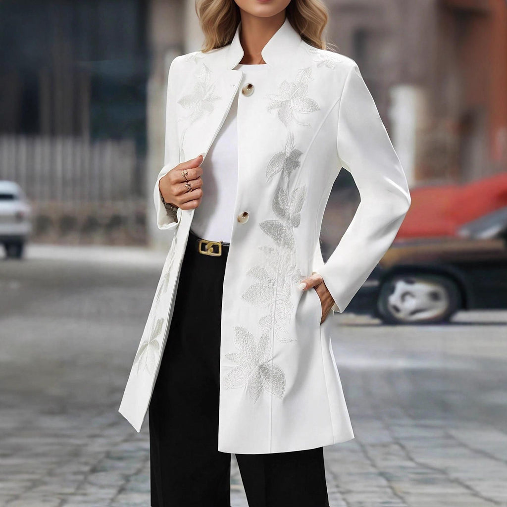 Élégant costume de femmes brodées avec un collier mandarin et des poches