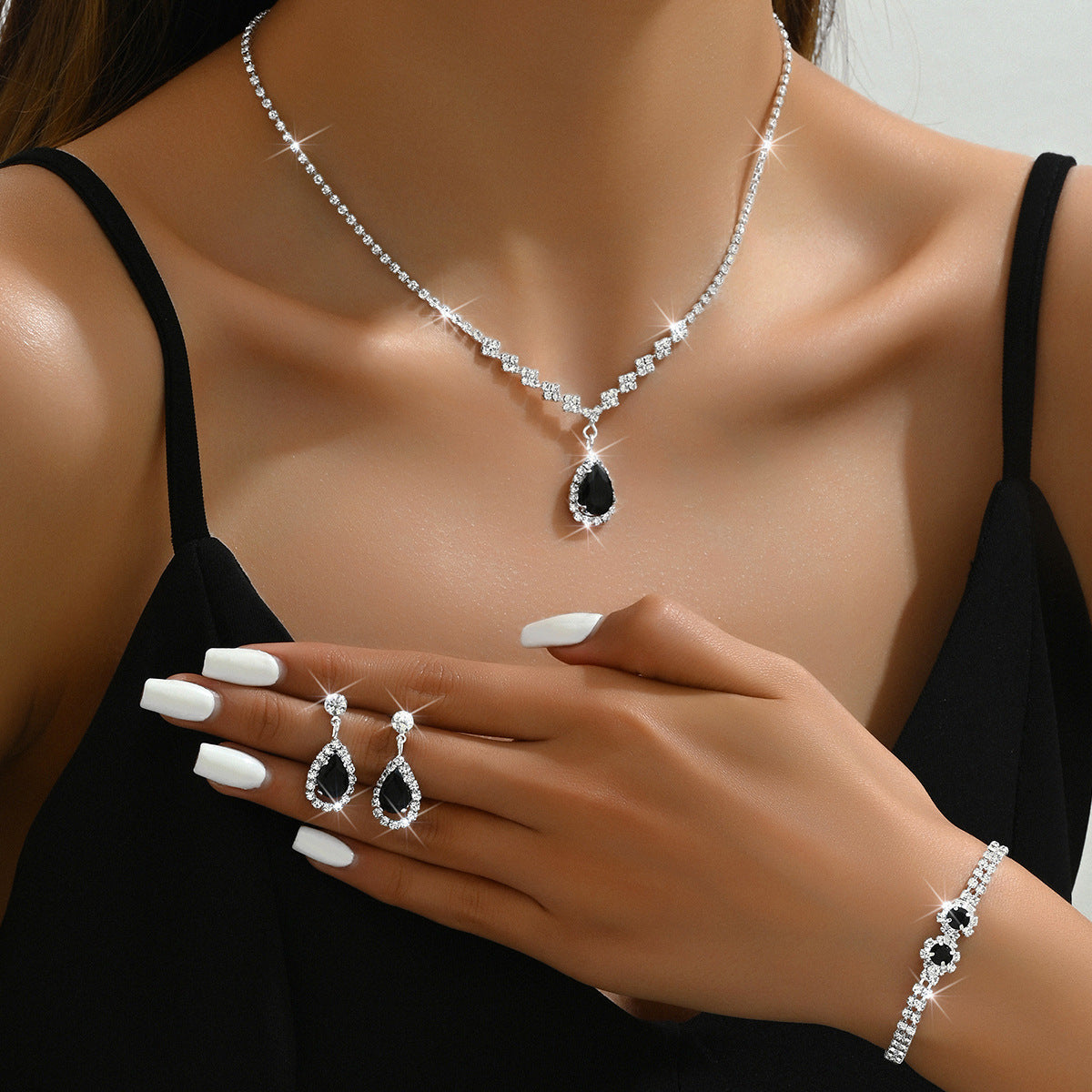 Explosions d'approvisionnement d'usine Bracelet boucles d'oreilles en cristal Zircon Bracelet en trois pièces de Sui