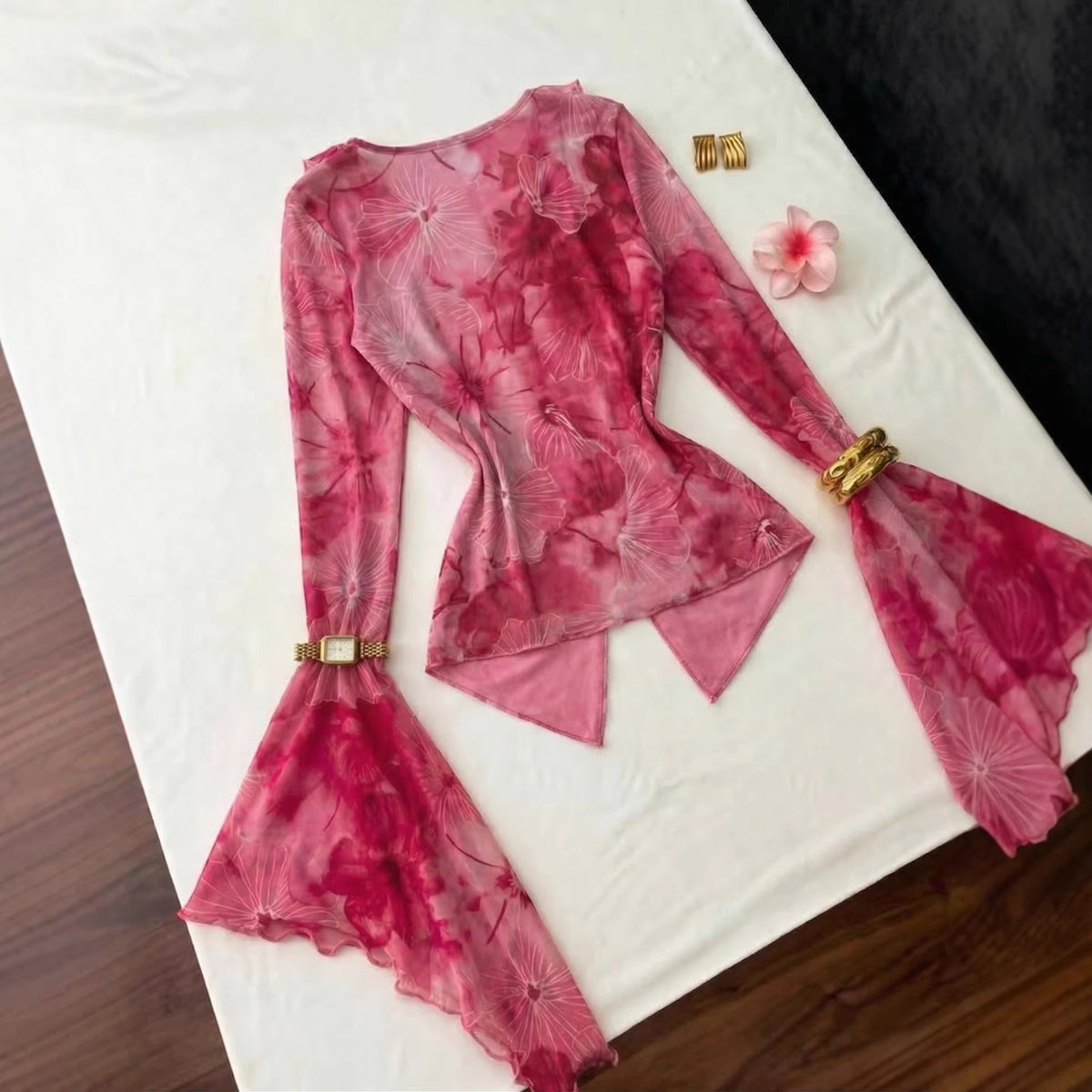 Lace with flared sleeves and irregular hem