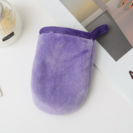 Nettoyer les cots du doigt maquillage faciale enlèvement des gants