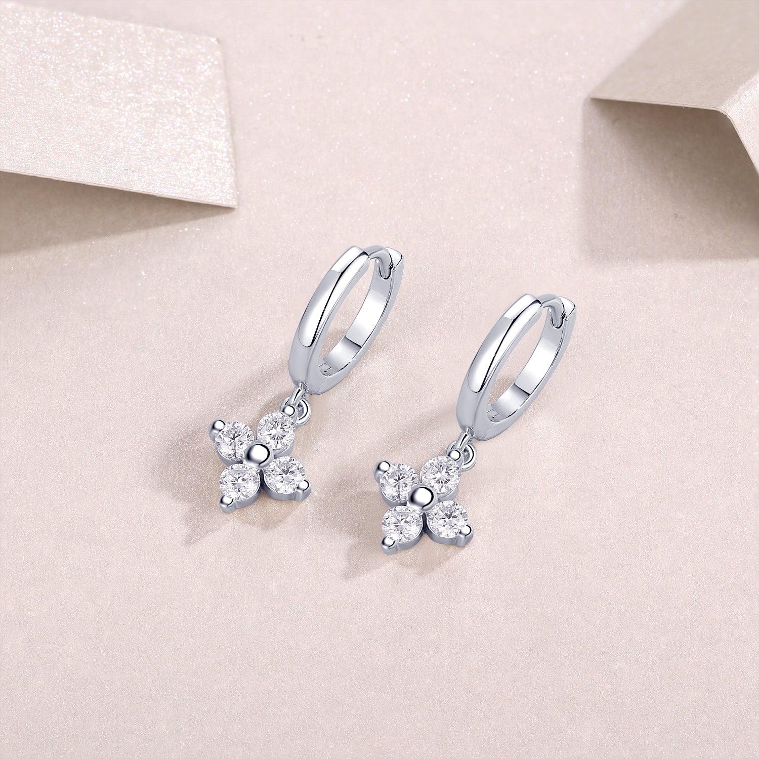 S925 Argent Sterling 0,1ct D Couleur VVS1 Boucles d'oreilles de boucles de trèfle de Moissanite 3,8g Plat platine