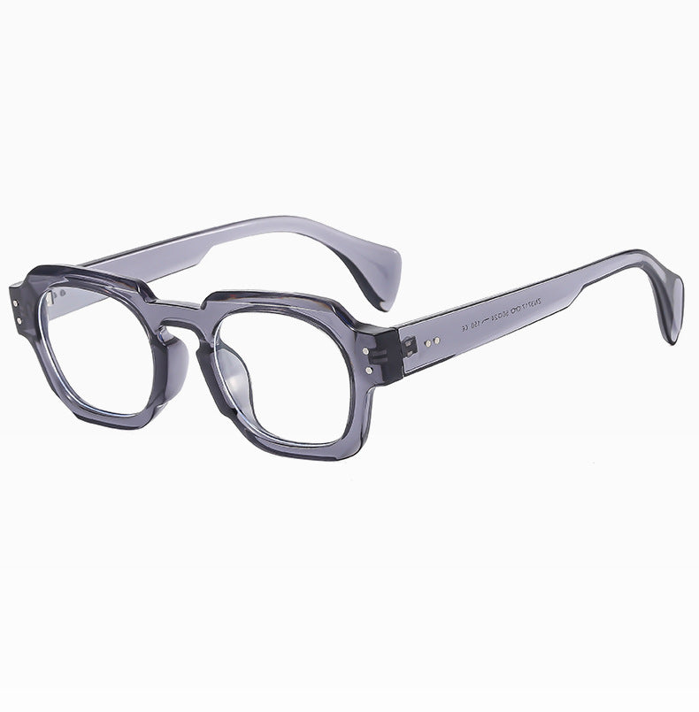 Photographie de rue élégante et moderne avec des lunettes de soleil polygonales irrégulières