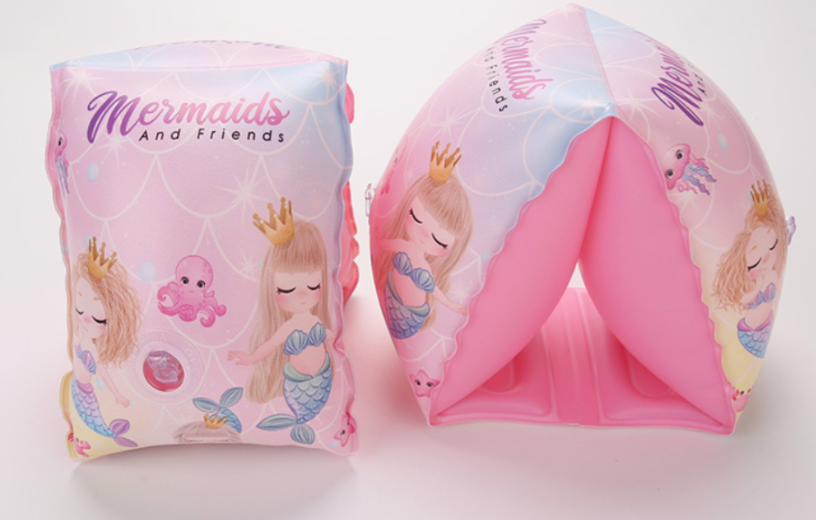 Plusieurs coussins gonflables gonflent le cercle de natation et le bras de bébé