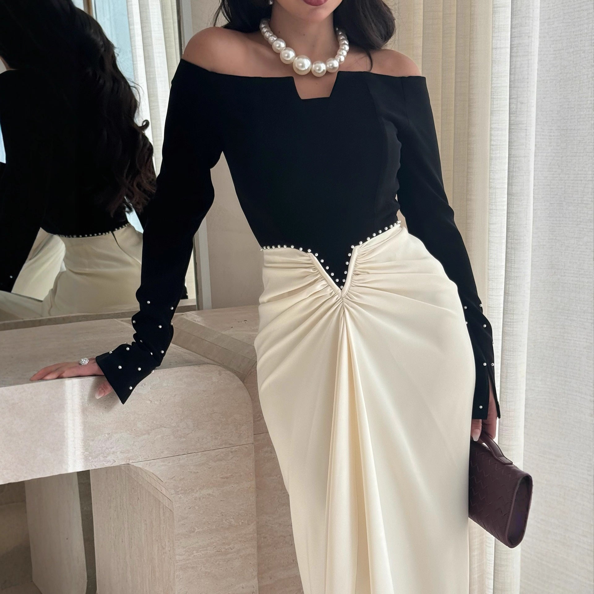 Robe de gaine élégante avec blocage de couleur et embellissements de perles