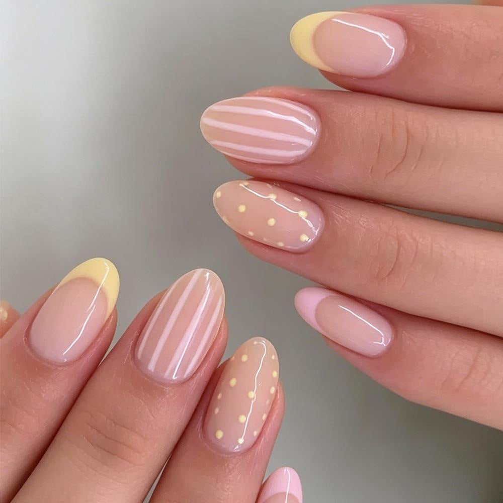 Stickers 24 Pièces de Short Almond en forme de Nail Acrylique Portable avec Bords Jaunes et Fren