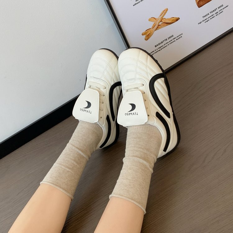 Femmes Retro Soccer Style Sneakers Plier sur la langue Lune cousu pointillé supérieur Contraste St