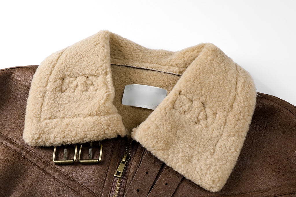 Manteau court de four à lamb intégré au collier