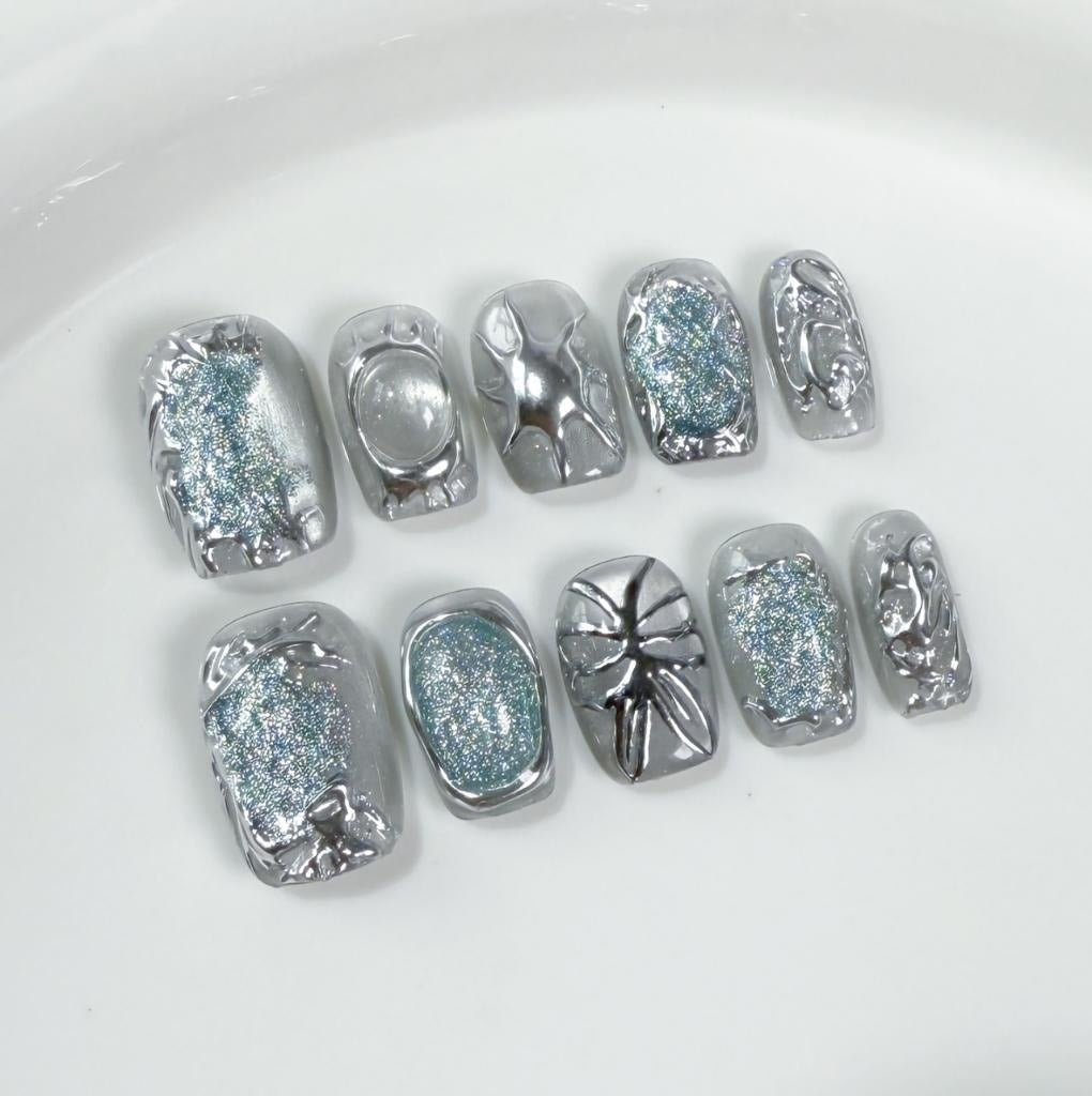Nails en argent peints à la main à papillon court