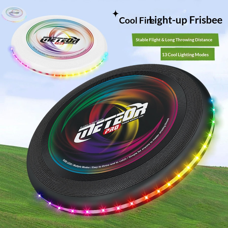 Enfants de plein air sport lumineux frisbee lancer à la main et glisse dans une spirale