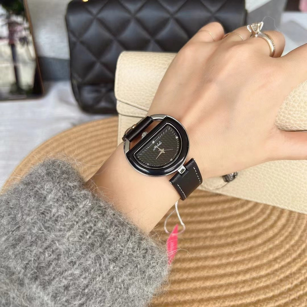 Montre haute de gamme rétro pour femmes avec un cadran demi-lune