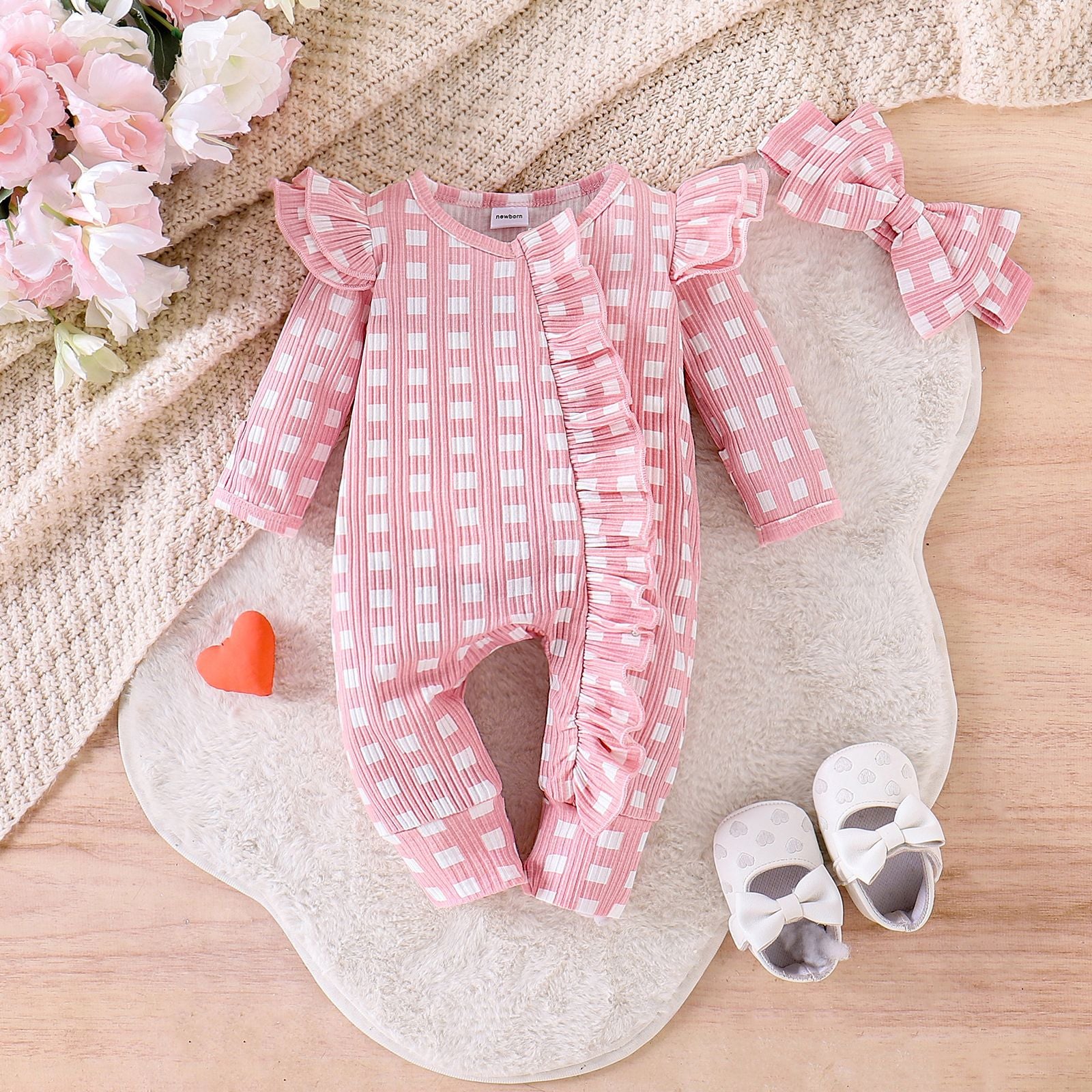 Mignon fille plie bébé à manches longues